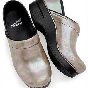 DANSKO pearl Opal Iridescent Clogs Sz.9